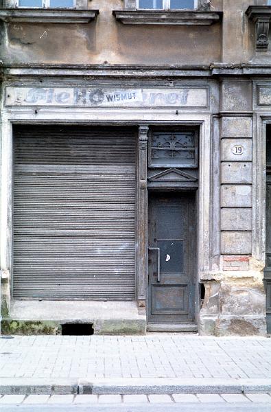Dresden-Pieschen, Bürgerstr. 19, 20.5.1995.jpg - Fleischerei / darüber: HO Wismut